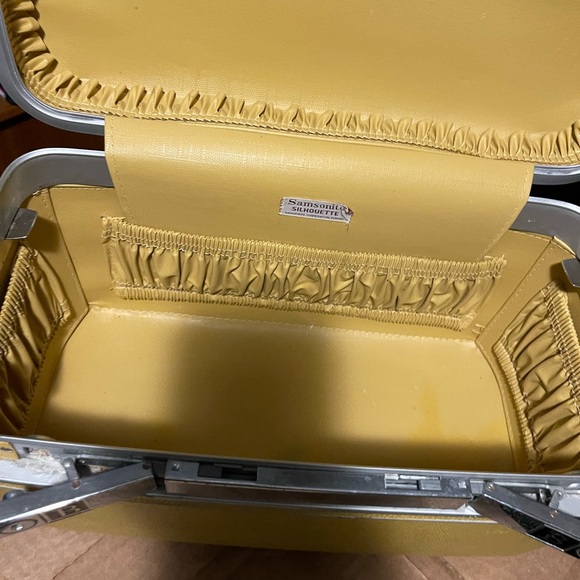 Yellow Traincase - Picture 3 of 6